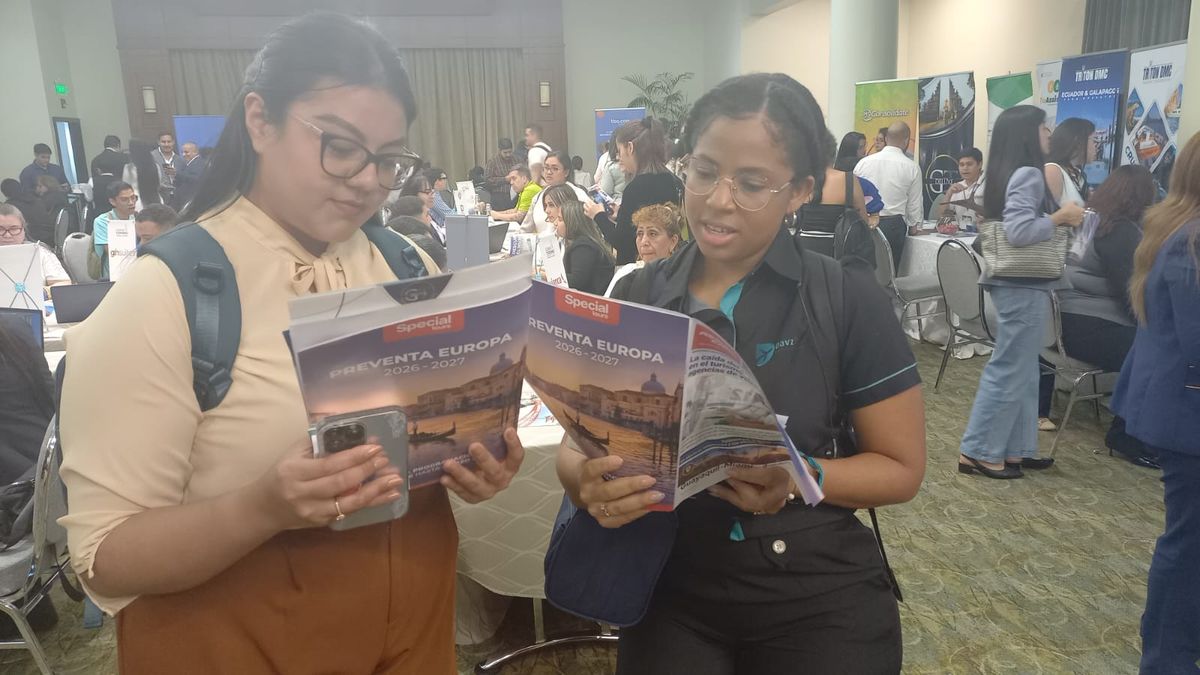 Agentes de viajes con la revista La Agencia de Viajes Ecuador en Ladevi Workshop en Guayaquil.