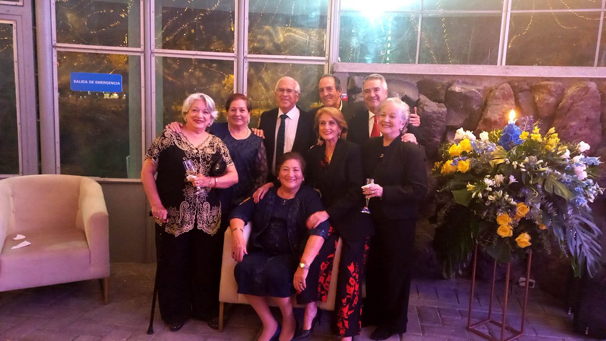 Lucía de Padula (sentada), presidenta de Polimundo, junto con socios de la empresa y colegas.