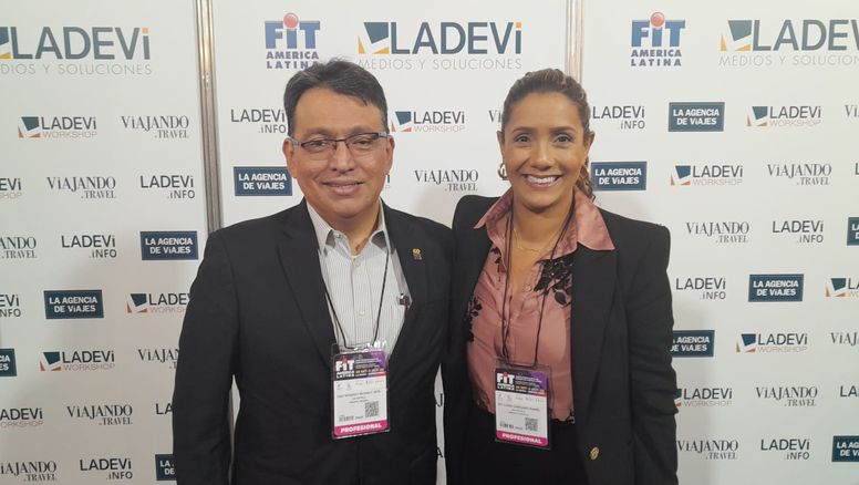 Carlos Monroy Monroy, gerente general de EM Hotels; y Dorey Cárcamo, gerenta operativa.