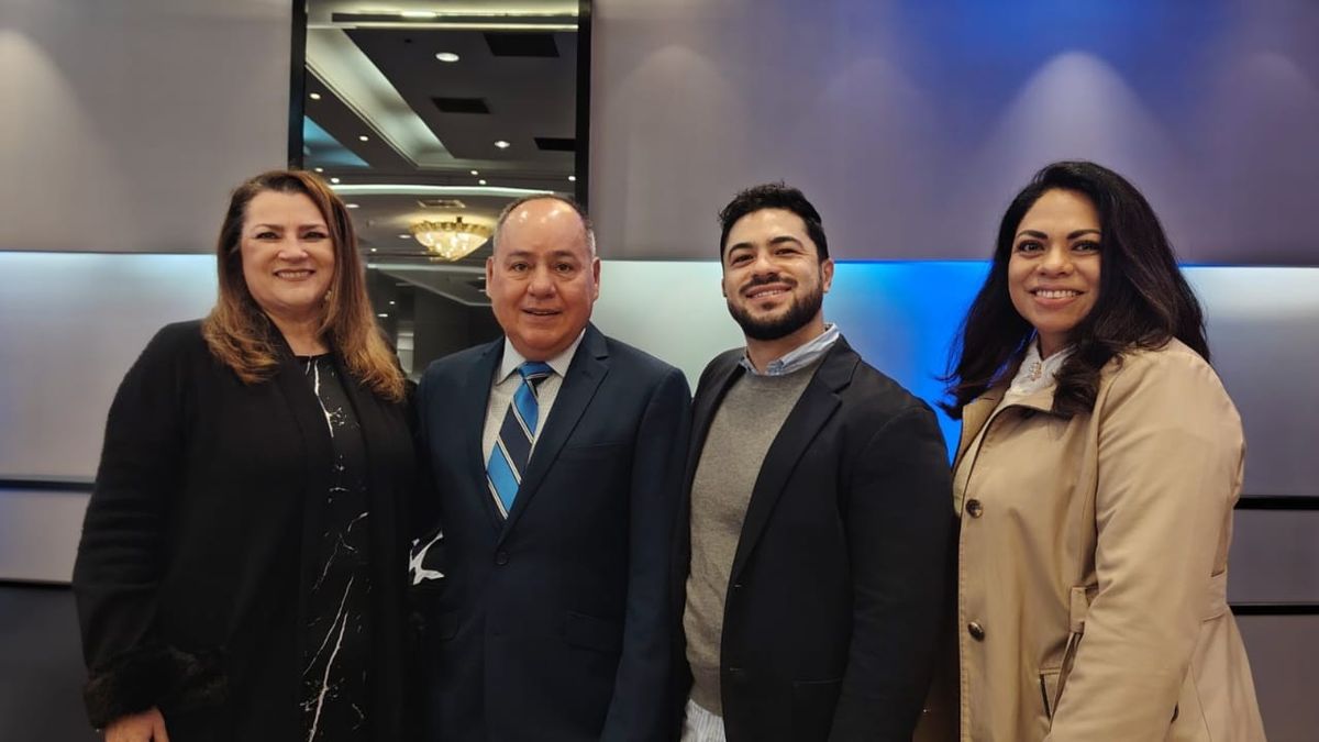 Humberto Avelar, gerente general de Inter Cruises, junto al equipo de Royal Caribbean.