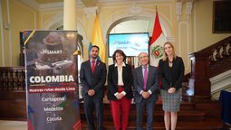 Autoridades presentes en el anuncio de los nuevos vuelos de JetSmart.