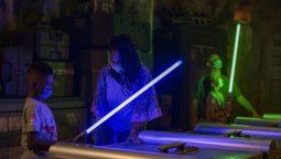En Disney vuelve una de las principales atracciones para los fanáticos de Star Wars: crear el propio sable de luz.