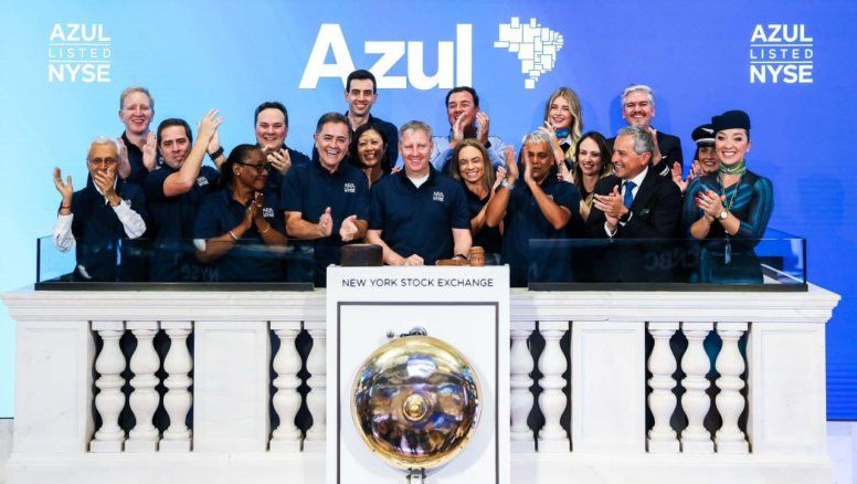 El momento donde el equipo de Azul Linhas Aéreas toca la campana en la Bolsa de Nueva York.