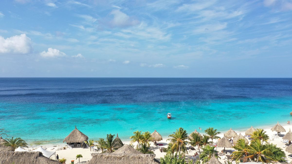 Las playas de Curazao ofrecen escenarios naturales para bodas de destino, donde el mar Caribe acompaña ceremonias y sesiones fotográficas en un entorno exclusivo. Las playas de Curazao ofrecen escenarios naturales para bodas de destino, donde el mar Caribe acompaña ceremonias y sesiones fotográficas en un entorno exclusivo.