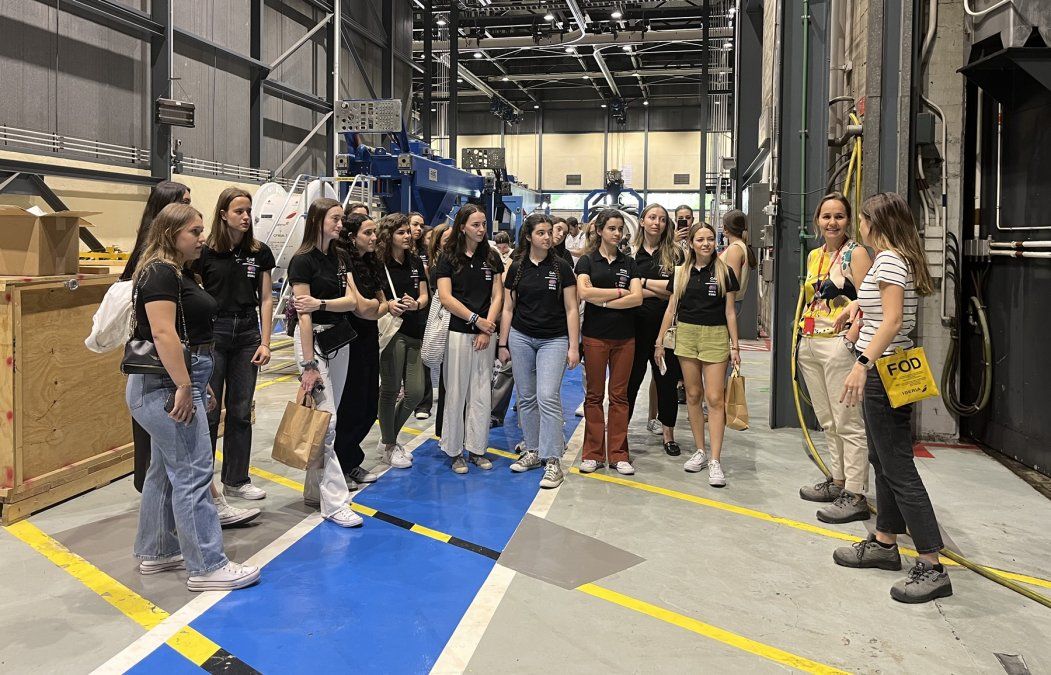Además de recorrer las instalaciones, las jóvenes pudieron conversar con distintas trabajadoras de Iberia para conocer sus opiniones de primera mano.
