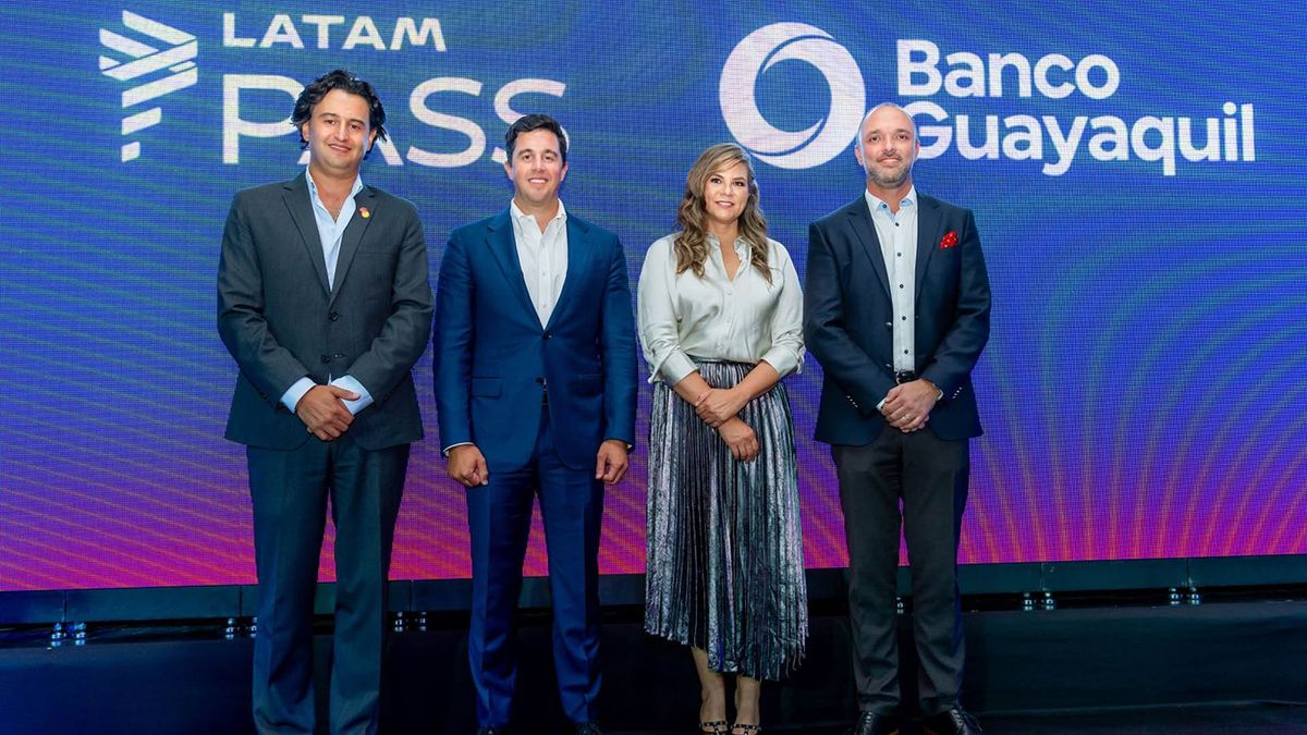 Camilo Mier, CEO de Mastercard en Ecuador; Guillermo Lasso Alcívar, presidente de Banco Guayaquil; Mónica Fistrovic, CEO de Latam Airlines Ecuador; y Cristian Ortiz, CEO de LATAM Pass. Camilo Mier, CEO de Mastercard en Ecuador; Guillermo Lasso Alcívar, presidente de Banco Guayaquil; Mónica Fistrovic, CEO de Latam Airlines Ecuador; y Cristian Ortiz, CEO de LATAM Pass.