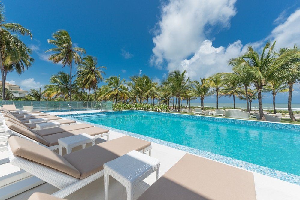 El área de piscina del Beach Club, frente al mar.