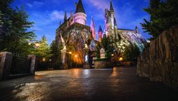 La magnificencia del castillo de Hogwarts toma forma sobre Hogsmeade en The Wizarding World of Harry Potter (Universal Orlando Resort).