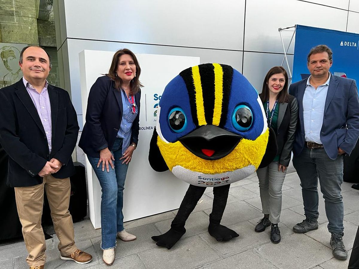Emilio Góngora, Panam; Lidia Paredes, jefa de ventas canal de turismo Latam Airlines; Fiu, mascota oficial Santiago 2023; Lorena Faundez, ejecutiva comercial Latam Airlines; Alfonso Hartard, socio gerente en Expan Tour.