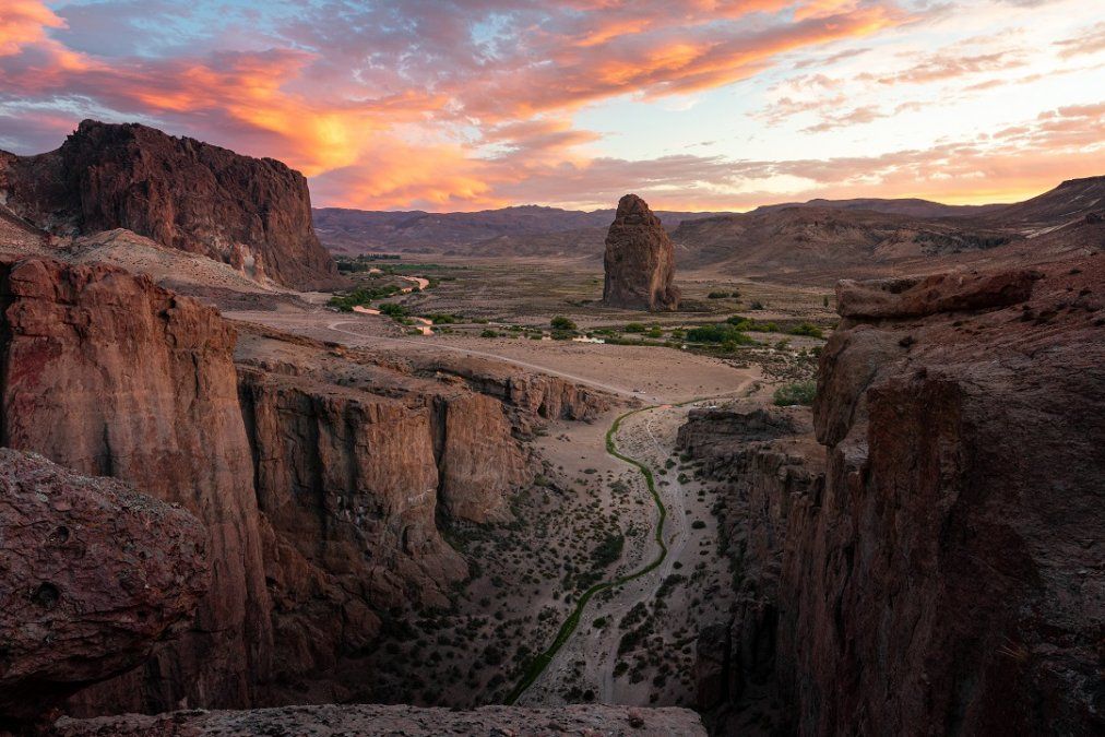 Piedra Parada está sobre la Ruta Provincial N°12 a 42 km. de Gualjaina y a 127 km. de la ciudad de Esquel.