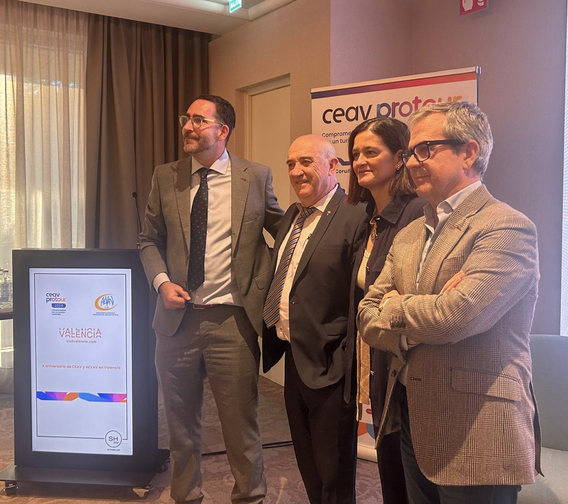 Miguel Angel Perez Alba, Visit Valencia, junto a Miguel Jimenez Martinez, presidente de Aevav, y Mercedes Tejero, gerente de CEAV, durante el CEAV ProTour.