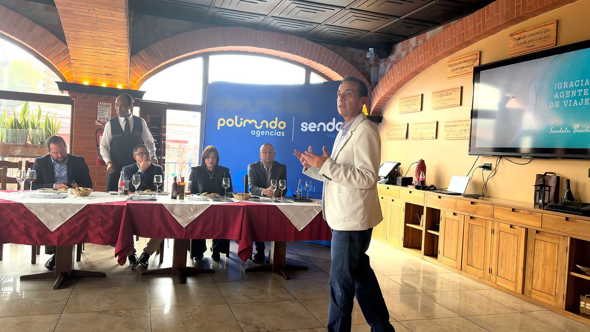 Patricio Cattan, jefe de Agencias de Polimundo, durante capacitaci&oacute;n de Sandals.