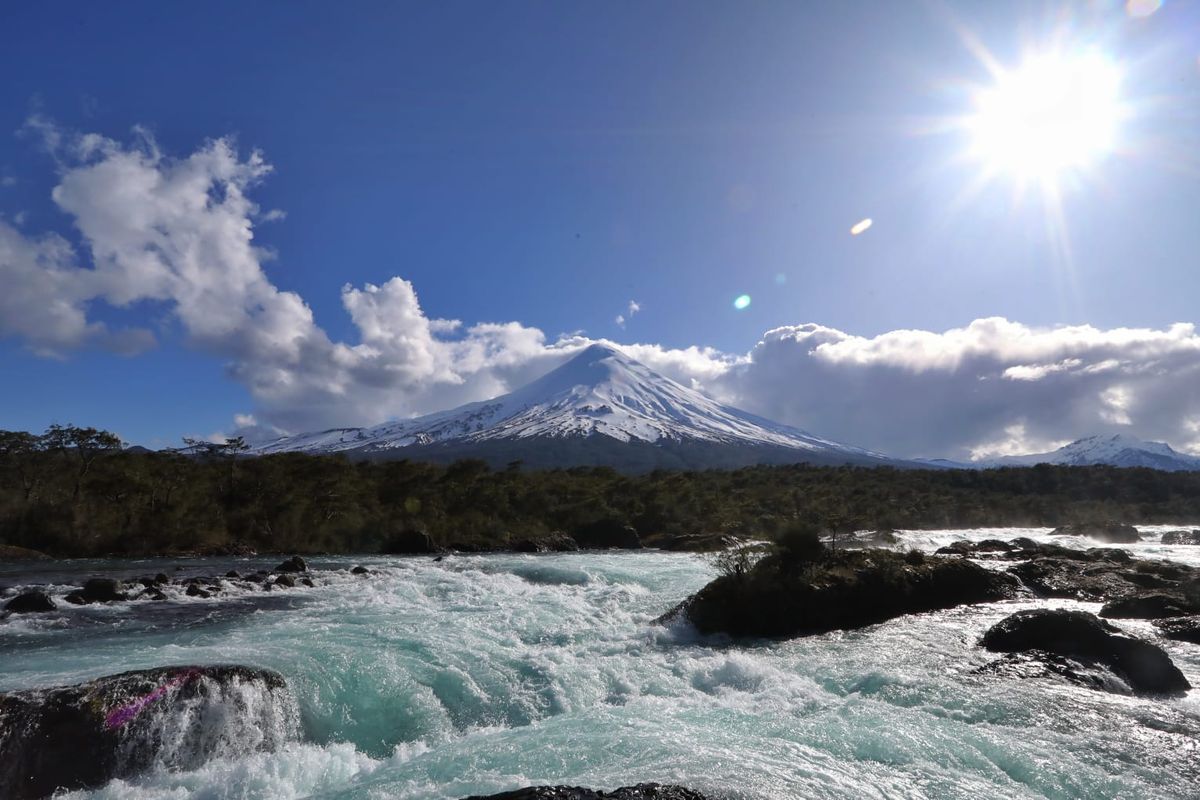 Las Cascadas del Petrohué y el Lago Todos los Santos son algunos de los principales atractivos del parque más antiguo de Chile. Las Cascadas del Petrohué y el Lago Todos los Santos son algunos de los principales atractivos del parque más antiguo de Chile.