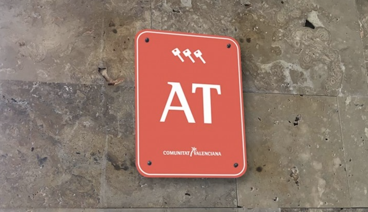 Cartel que indica la presencia de pisos turísticos en la Comunidad Valenciana.