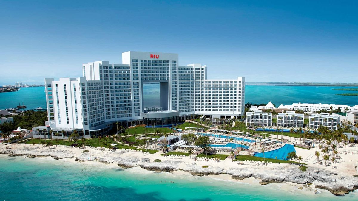 Tras una reforma completa e integral, RIU Palace Peninsula de Cancún ha reabierto sus puertas con la gran novedad de la incorporación de Elite Club. &nbsp;
