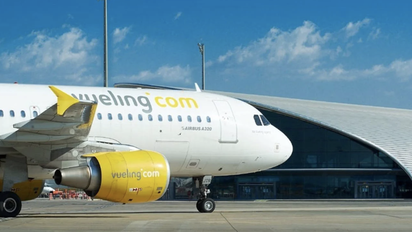 Avión de Vueling en el aeropuerto de Palma de Mallorca (Baleares).