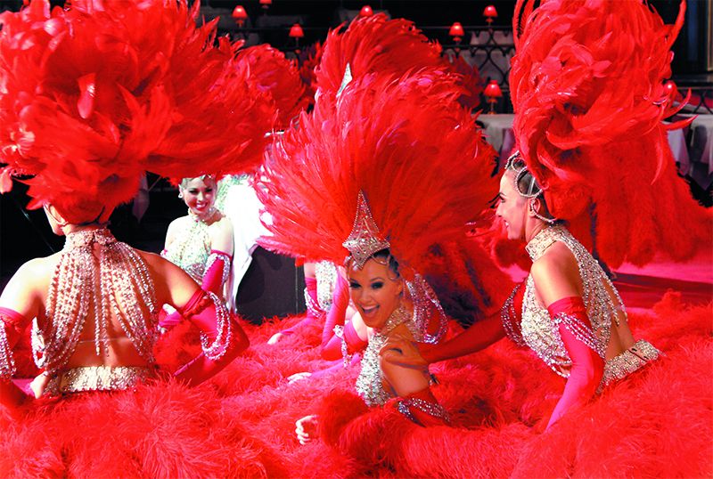 El fulgurante colorido y los admirables diseños de los vestuarios han sido una constante del suntuoso espectáculo.