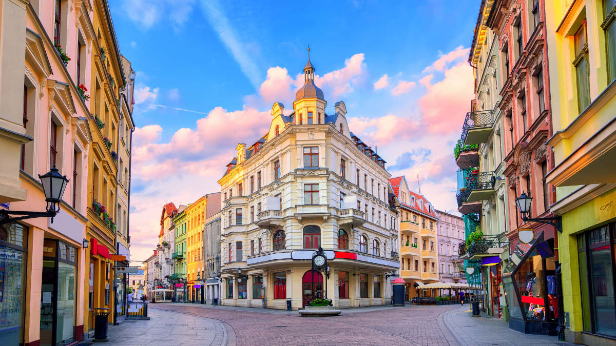 La propuesta de Pe-Tra Operadora invita a recorrer algunos de los lugares más emblemáticos del territorio polaco, descubriendo su riqueza cultural, sus paisajes diversos y la hospitalidad que caracteriza a sus regiones.