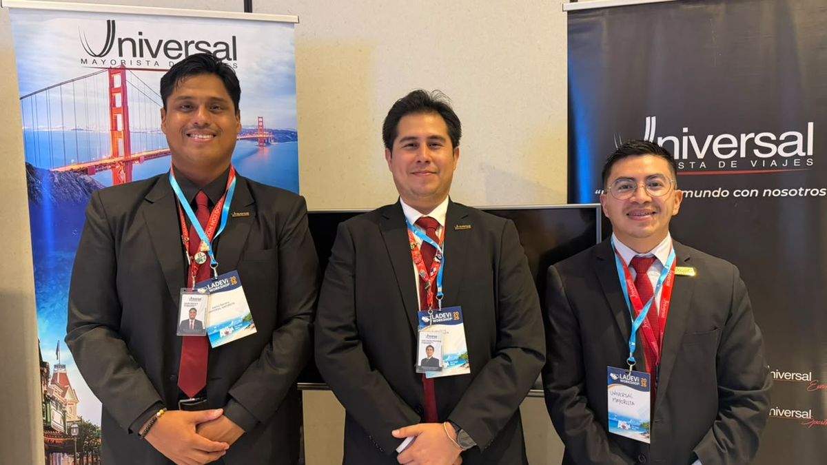 Equipo de Universal de Viajes, conformado por los ejecutivos Juan Carlos Minchong (centro) y Erick Noboa (derecha), en el Ladevi Workshop Guayaquil. 