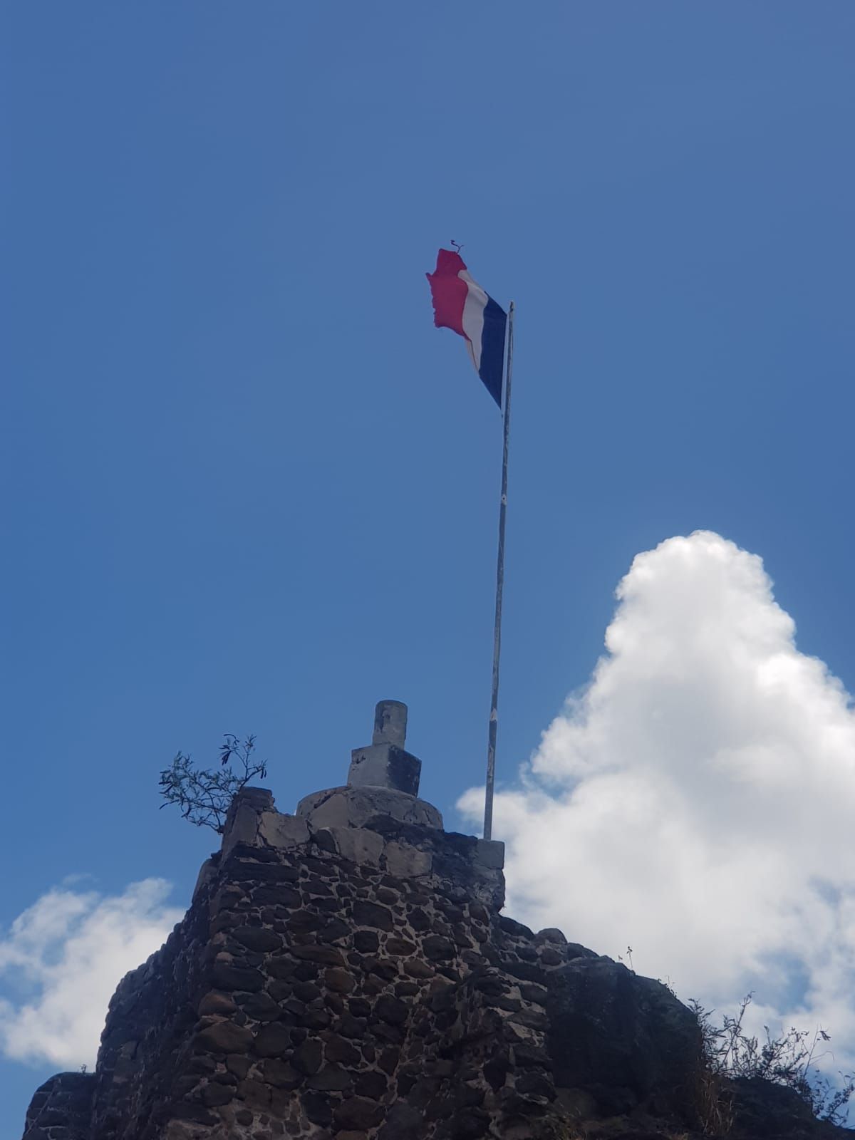 La bandera tricolor francesa se erige sobre un fuerte de Saint Martin.