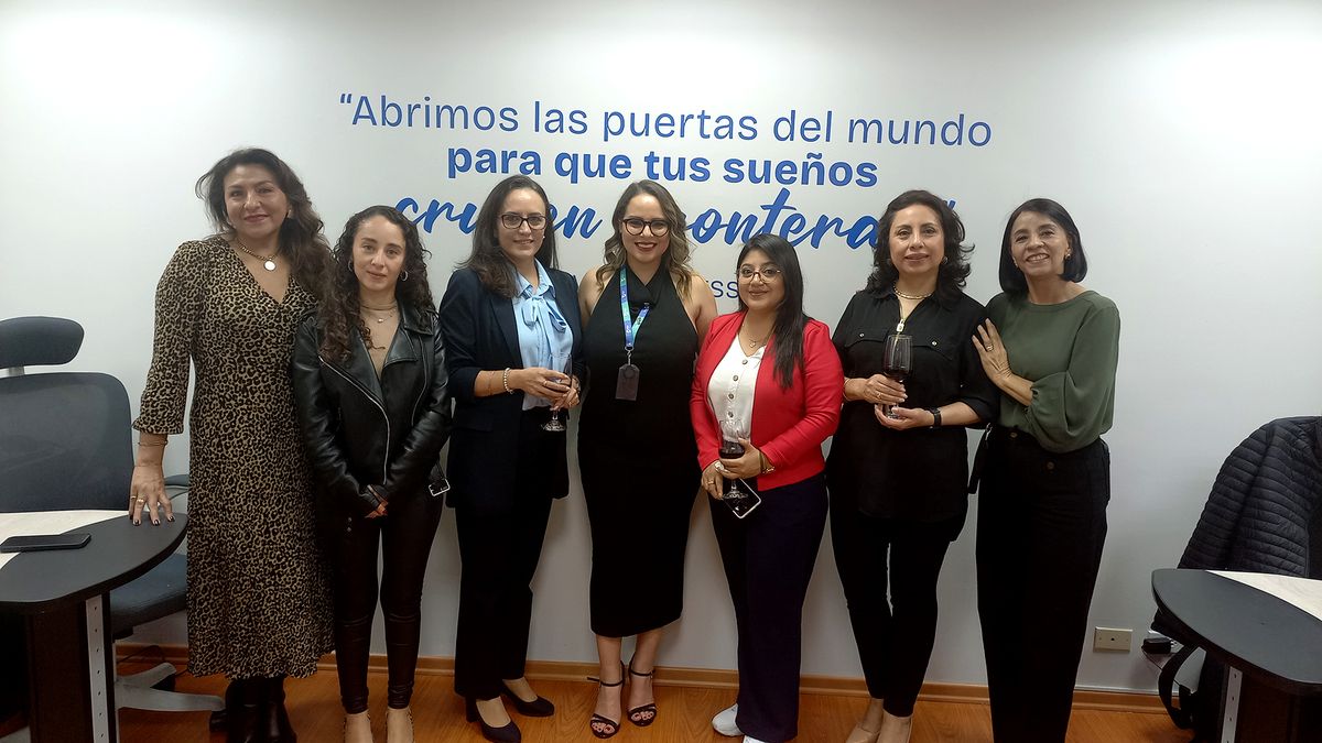 Representantes de mayoristas, agencias de viajes y aerolíneas, con Annie García, gerente de Visa Express (centro), en inauguración de nueva oficina. 