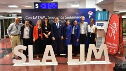 Las autoridades posan en la ceremonia de recepción del vuelo de Latam Airlines en el aeropuerto de Salta.