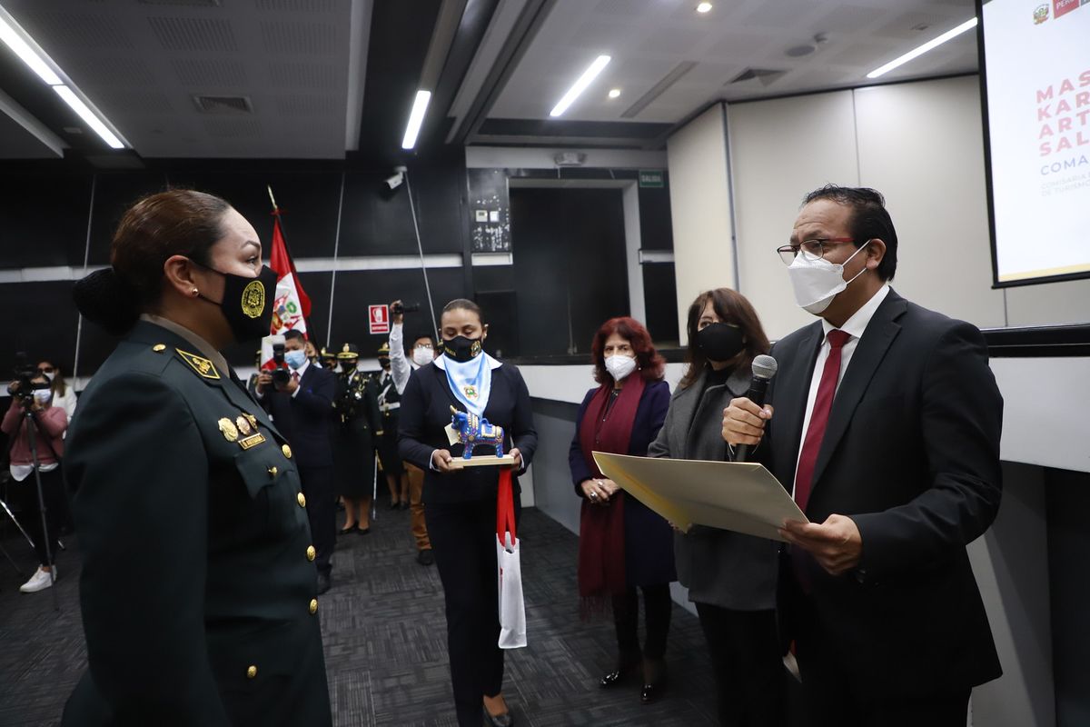El Ministerio de Comercio Exterior y Turismo (Mincetur) hizó un reconocimiento a 14 efectivos de la Dirección de Turismo de la Policía Nacional del Perú. - Ladevi Medios y Soluciones El Ministerio de Comercio Exterior y Turismo (Mincetur) hizó un reconocimiento a 14 efectivos de la Dirección de Turismo de la Policía Nacional del Perú.
