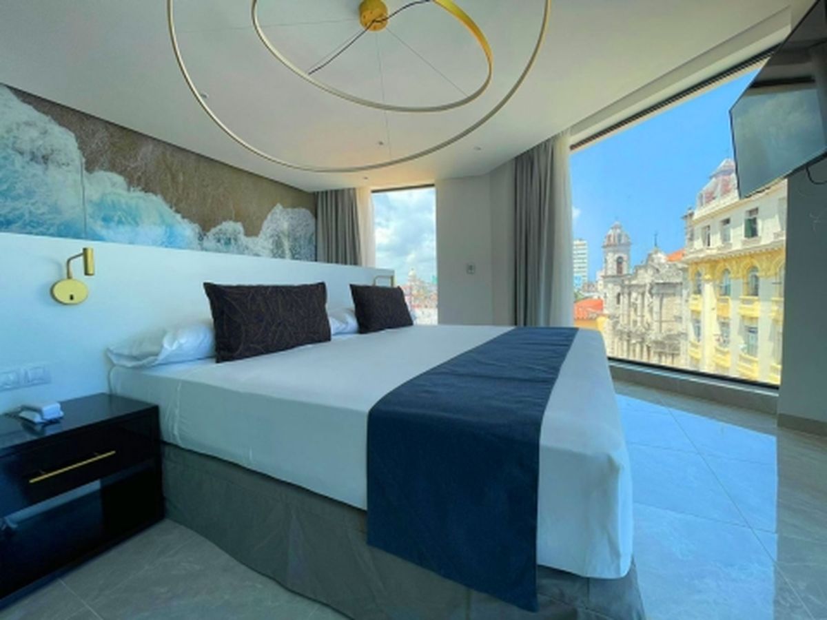 Habitación del Meliá INNSiDE Habana Catedral con vistas a la zonal colonial de La Habana.