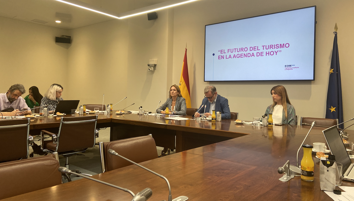 Juan Cierco, presidente del Consejo de Turismo de la CEOE, e Inma Benito, directora de Turismo, Cultura y Deporte de la CEOE durante la rueda de prensa de este jueves 29 de junio