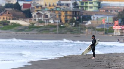 Playa Punta de Lobos en Pichilemu, elegida la playa favorita de Chile en verano 2026 según Cadem, con olas de clase mundial y paisajes costeros únicos.