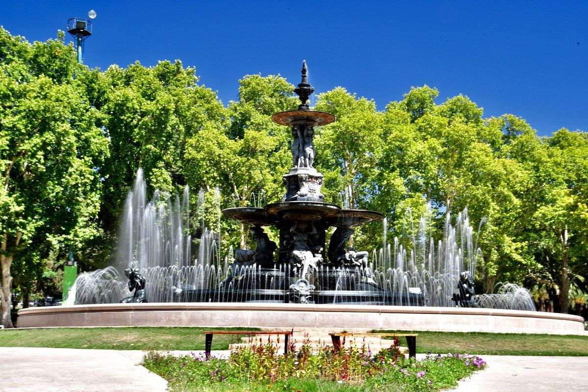 La ciudad de Mendoza se caracteriza por sus plazas, avenidas arboladas y espacios verdes como el Parque General San Martín.