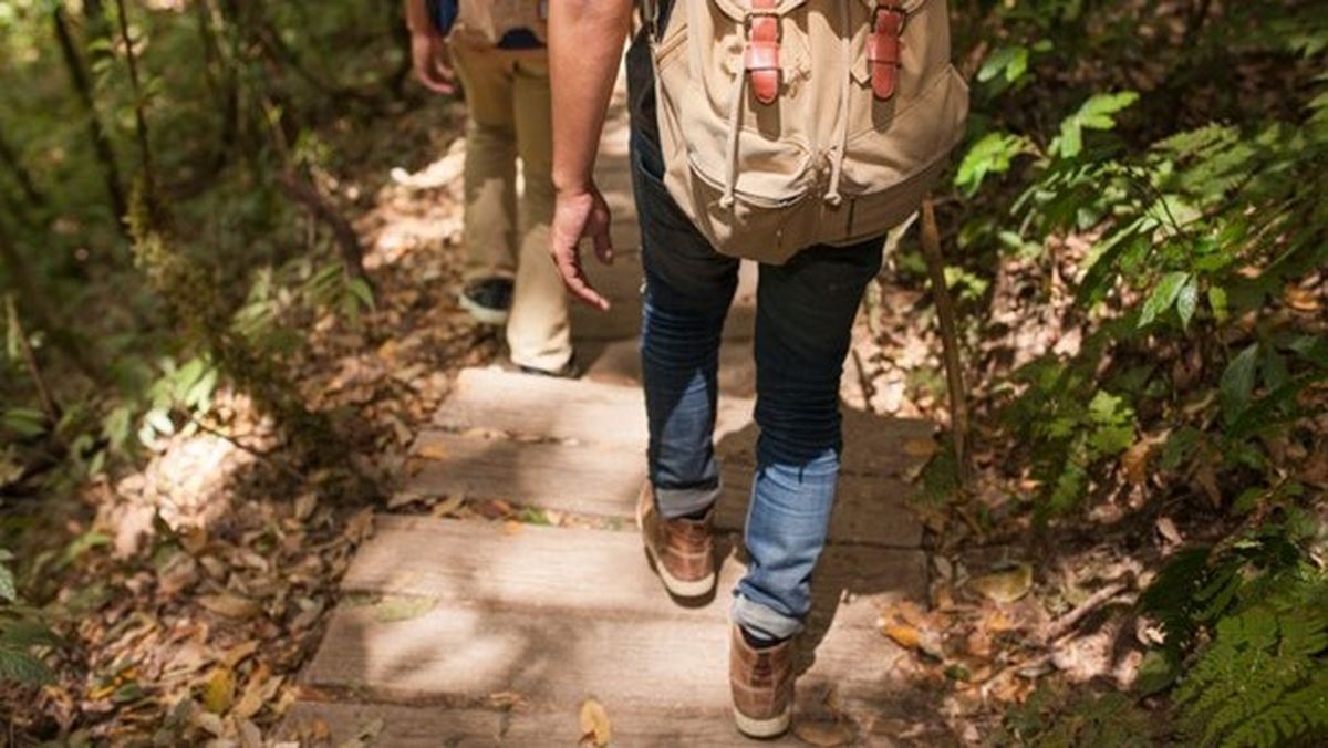 Turismo sostenible: uno de los mayores atractivos del turismo a pie es la posibilidad de viajar de manera autoguiada, sin depender de horarios estrictos ni rutas preestablecidas.