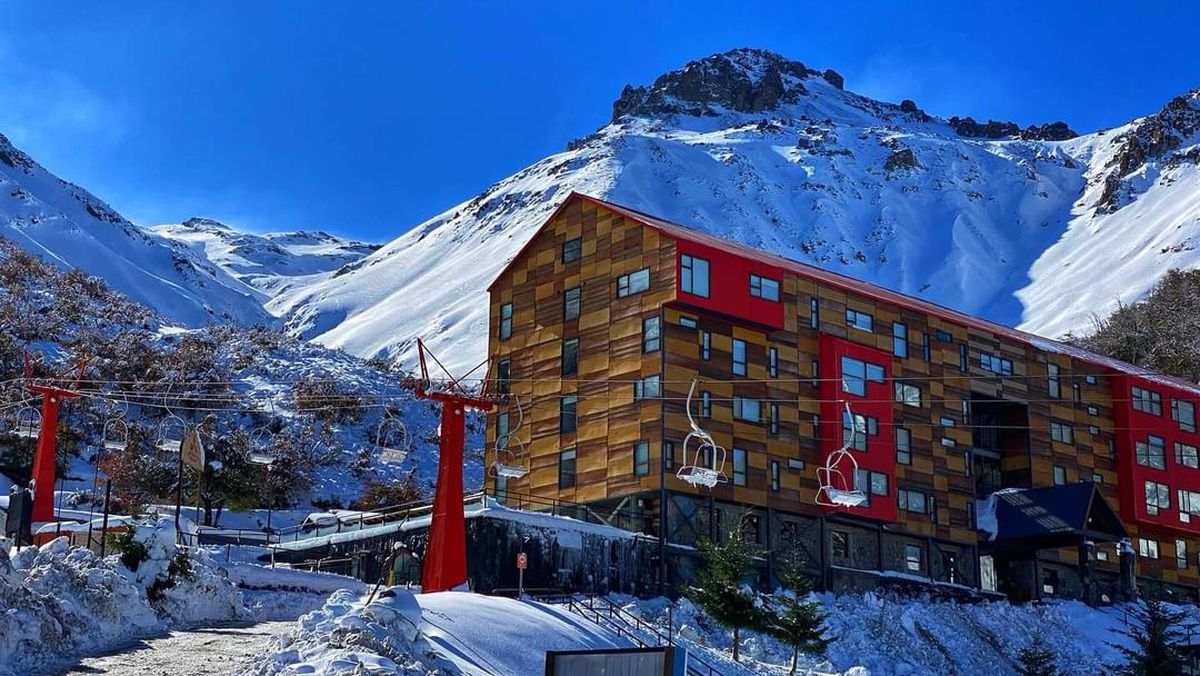 Afirmando que las tarifas para vacacionar y practicar esquí en Argentina son muy elevadas para gran parte del turismo interno, Vera enfatizó: “En Nevados de Chillán, lanzamos la preventa con descuentos del 15% en el hospedaje y $ 10 mil en el pase diario”.