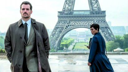 Henry Cavill y Angela Bassett, en una escena de Misión Imposible VI: Fallout, rodada a los pies de la Torre Eiffel, en París.