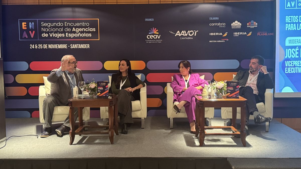 De derecha a izquierda: José Manuel Lastra, vicepresidente primero ejecutivo de CEAV; Irene Ravelo, vicepresidenta de ACAVYT; Sara Fernández, directora general del Grupo GEA; y Juan Antonio Rivadulla, presidente de AGAVI, durante una de las mesas redondas sobre el Imserso en el II Encuentro Nacional de Agencias de Viajes Españolas de CEAV.