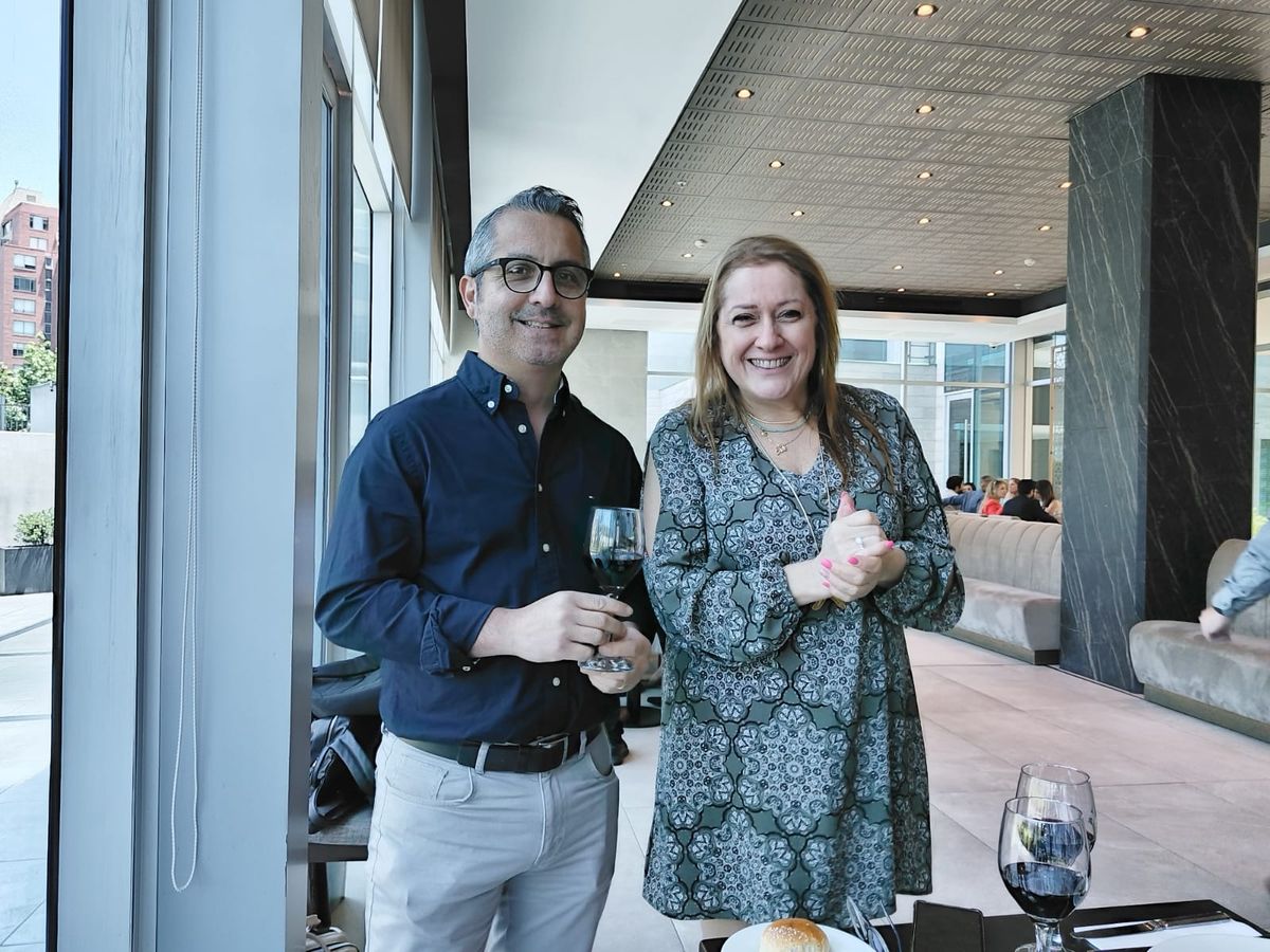 Christian Arán, tutor de la capacitación, junto a Josianne Astorga, directora regional de Palace Resorts. - Ladevi Medios y Soluciones Christian Arán, tutor de la capacitación, junto a Josianne Astorga, directora regional de Palace Resorts.