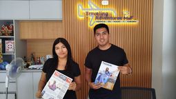 Agencia Traveling Adventures posando con la Revista La Agencia de Viajes  y Manual Europa y destinos exóticos.