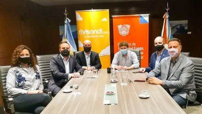 De izq. a der.: Lucía Ginzo, Federico Pastori, Mauricio Sana, Gustavo Melella, Dante Querciali y Esteban Tossutti, en el lanzamiento de la ruta de Ushuaia de Flybondi.