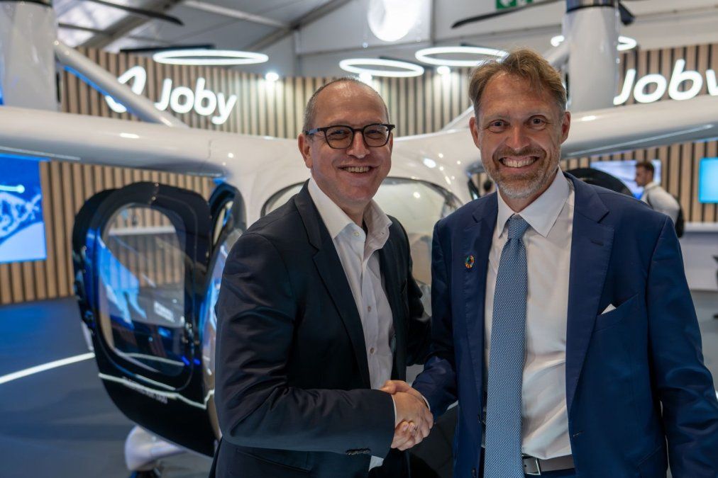 Shai Weiss, CEO de Virgin Atlantic, estrecha la mano de Joe Ben Bevirt, fundador y CEO de Joby Aviation.