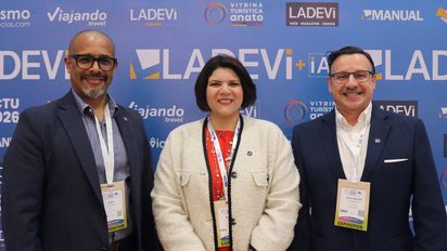 Ángel Hernández; Marien Mesa; Juan Carlos Fernández de Hodelpa visitando el stand de Ladevi en la Vitrina Turística de Anato.