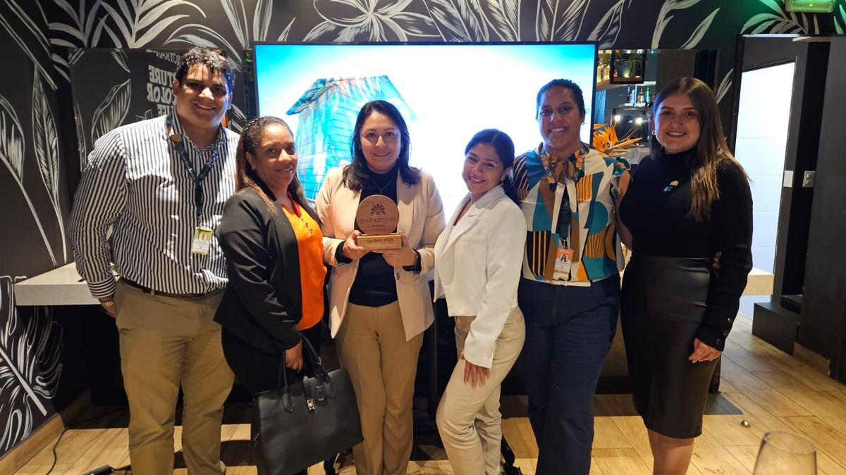 El equipo de Discover Mayorista y Meli&aacute; premiando a la agencia que tuvo m&aacute;s ventas con Paradisus.