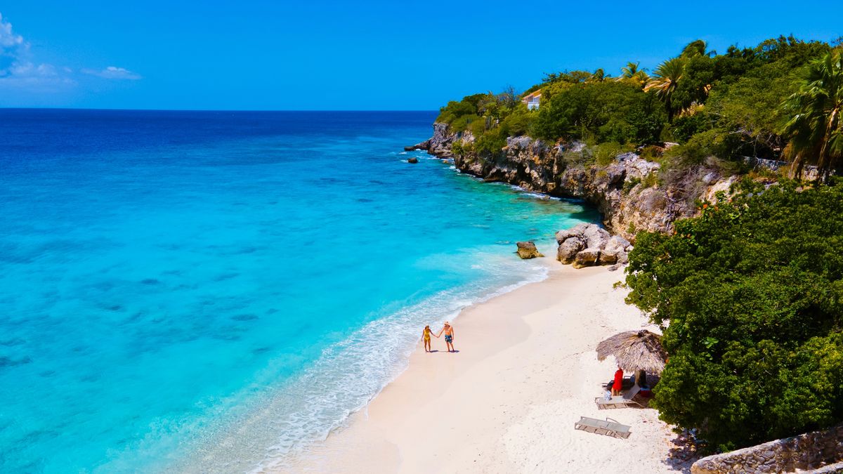 Curazao fascina a los viajeros con sus encantadoras playas caribeñas.