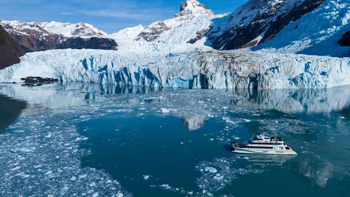 MarPatag Cruceros: el catamarán María Turquesa se utilizado en navegaciones de día completo.