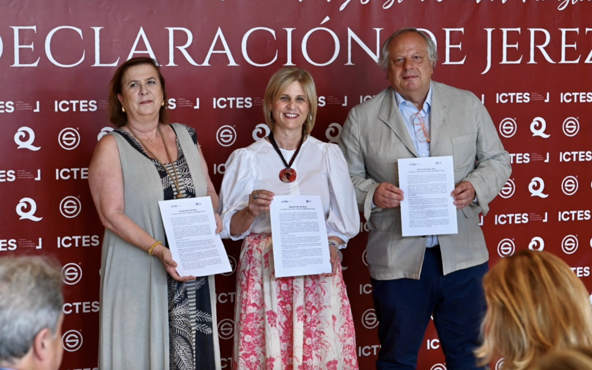 Responsables turísticos tras la firma del manifiesto durante durante el VII Congreso Internacional de Calidad y Sostenibilidad Turística.