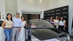 Volando Viajes concretó la entrega del KIA Soluto a Ruth Alva de Royal Dreams.