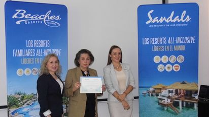 Silvia Muñoz; María Teresa de Salvador, gerente general de Salmor (una de las mayoristas autorizadas de Sandals en Ecuador) y; Jeniffer Rivera, representante de Sandals & Beaches Resorta para Colombia y Ecuador.