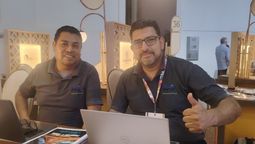 Alberto Navarro, asesor comercial de la zona centro de Ruta Maya Travel, y Armando Briviesca, gerente comercial nacional de la compañía en Tianguis Turístico.