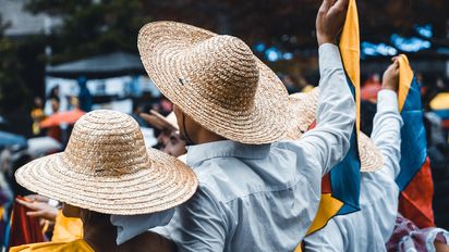 Colombia es un país de vibrantes festividades y costumbres que reflejan su rica diversidad cultural y espiritual.