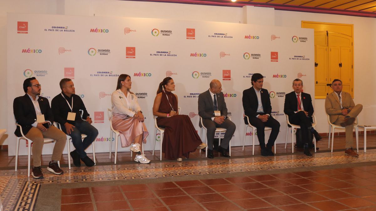 José Manuel Cimadevilla, director del Quindío Convention Bureau; John Fabio Suarez Valero, secretario de desarrollo económico de Armenia; Daniela Escobar, directora administrativa de turismo de la Gobernación del Quindío; Luz Adriana Buitrago Suárez, vicepresidenta de la Cámara de Comercio de Armenia y el Quindío; Gerardo Serrano Gasca, coordinador nacional adjunto de México en la Alianza del Pacífico; Luis Alejandro Dávila, vicepresidente de Turismo de ProColombia; Carlos Muñoz, subdirector de ProChile en Colombia y Julio Polanco Pérez, director de la oficina de PromPerú en Colombia durante la rueda de prensa realizada en el marco de la VIII Macrorrueda de Turismo.