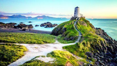 En el país se puede disfrutar de vistas privilegiadas desde los acantilados, playas, montañas, y verdes paisajes.&nbsp;